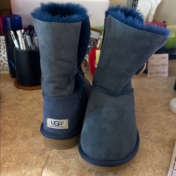 UGG Navy Blue
Short Bailey Button II Boot - Picture 1 of 5